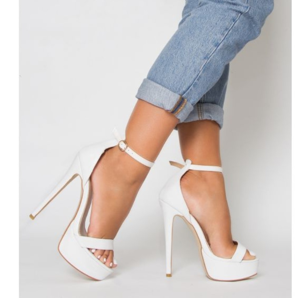 NWT New in box white Simmi Scandal stiletto heel 7